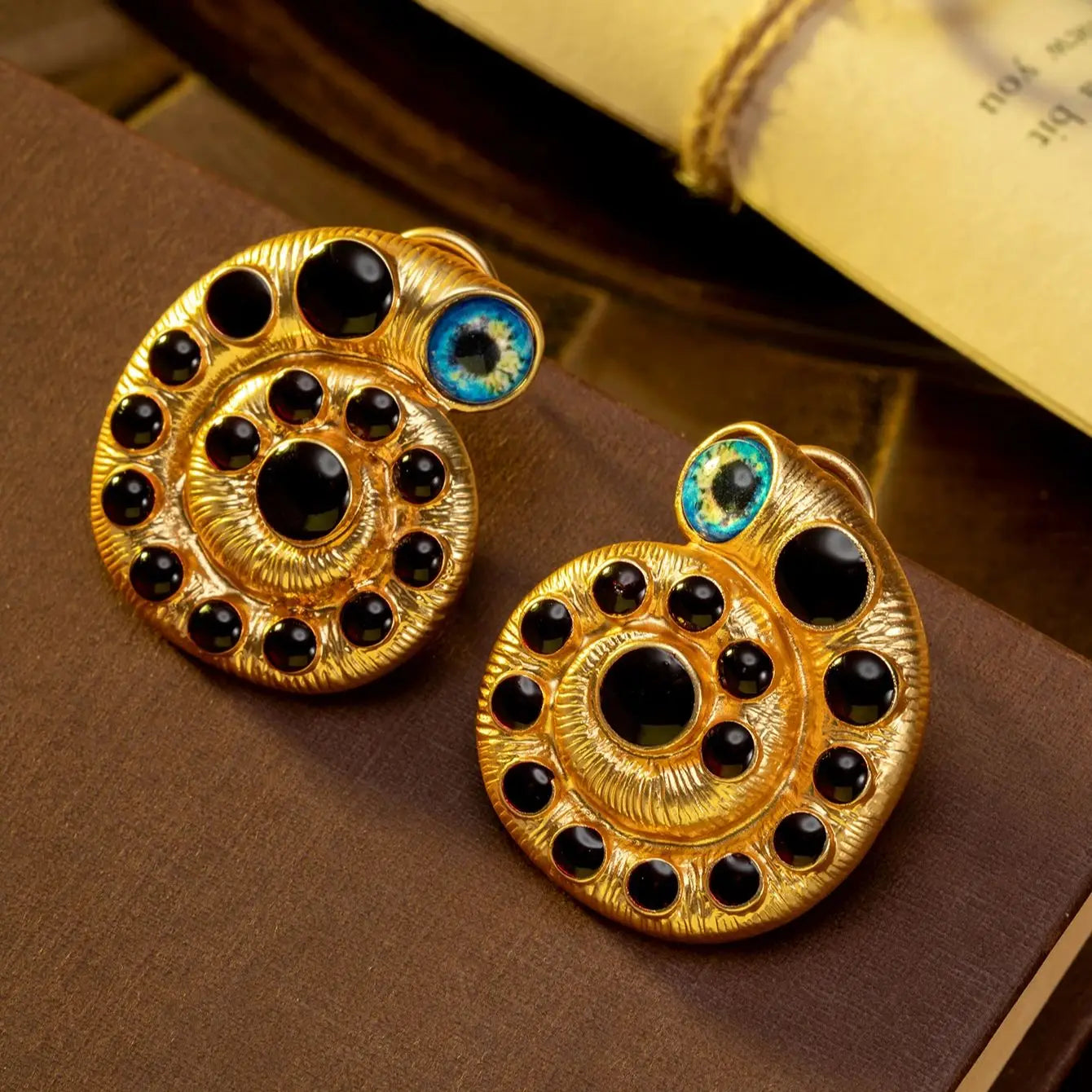 1 Pair of Vintage Earrings with an Exquisite and Unique Design Featuring Exaggerated Snail Eyes and Blue Eyes, Suitable for Women to Wear Daily or at Parties, and Can Be Given as a Gift