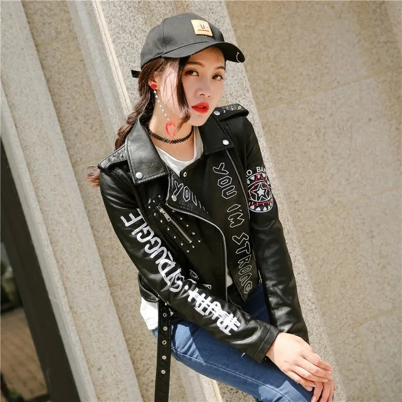 Women Printed Letters Pu Leather Jacket Biker Moto Black Faux Jacket Female Pattern Black Rivet Hip Hop Short Zipper Coat PY21