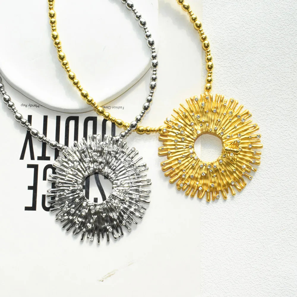 Exaggerated Women Fashion Metal Alloy Big Round Pendant Necklace Jewelry Vintage Personality Statement Accessories
