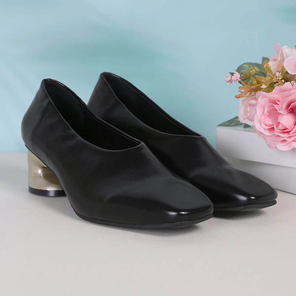 The 2025 Autumn New Style of High-end, Niche and Elegant Square Toe Single Shoes with Irregular Heels