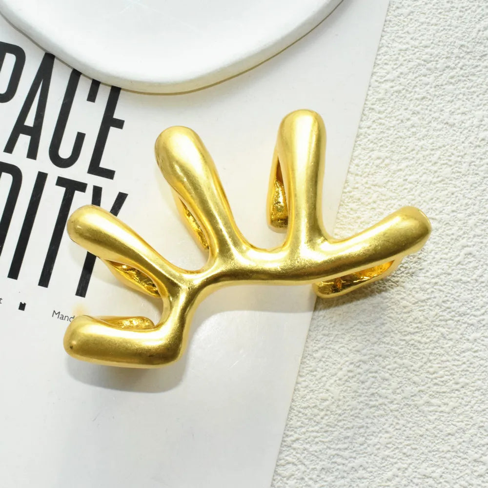 1PC Fashion Show Exaggerated Metal Gold-Plated Big Hand Ring For Women - Elegant Statement Ring Accessory