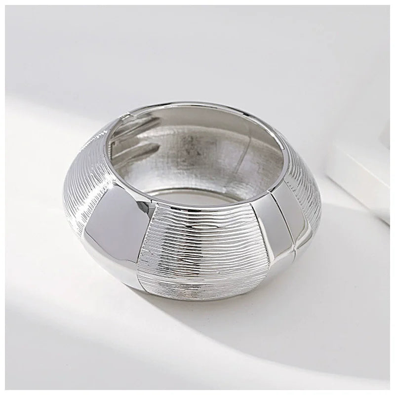 HUANZHI Vintage Exaggerated Punk Wide Chunky Wide Bangle Minimalist Thick Charm Massive Bracelet Fashion Show Jewelry