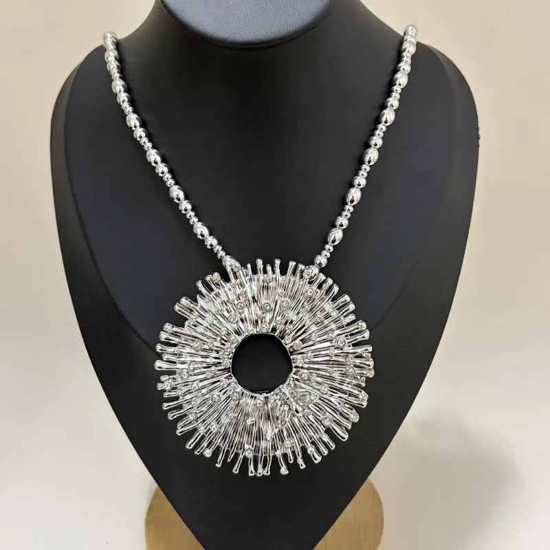 Exaggerated Women Fashion Metal Alloy Big Round Pendant Necklace Jewelry Vintage Personality Statement Accessories
