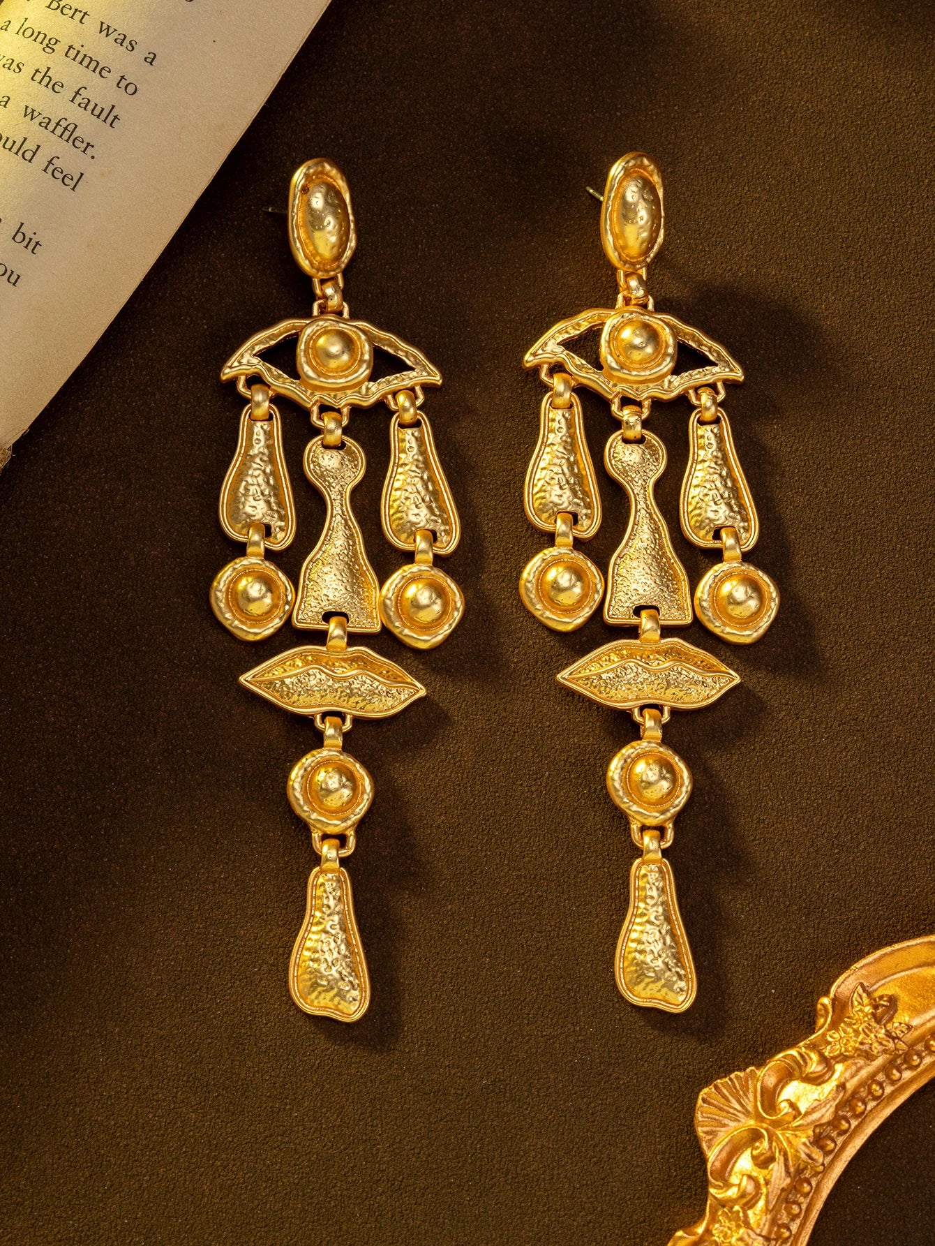1 Pair of Vintage Design Earrings with Unique Elements, Gold Eyes and Mouth, Luxurious and Niche, Suitable for Women to Wear Daily or at Parties, Can Be Given as a Gift