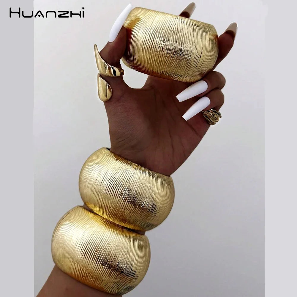 HUANZHI Vintage Exaggerated Punk Wide Chunky Wide Bangle Minimalist Thick Charm Massive Bracelet Fashion Show Jewelry