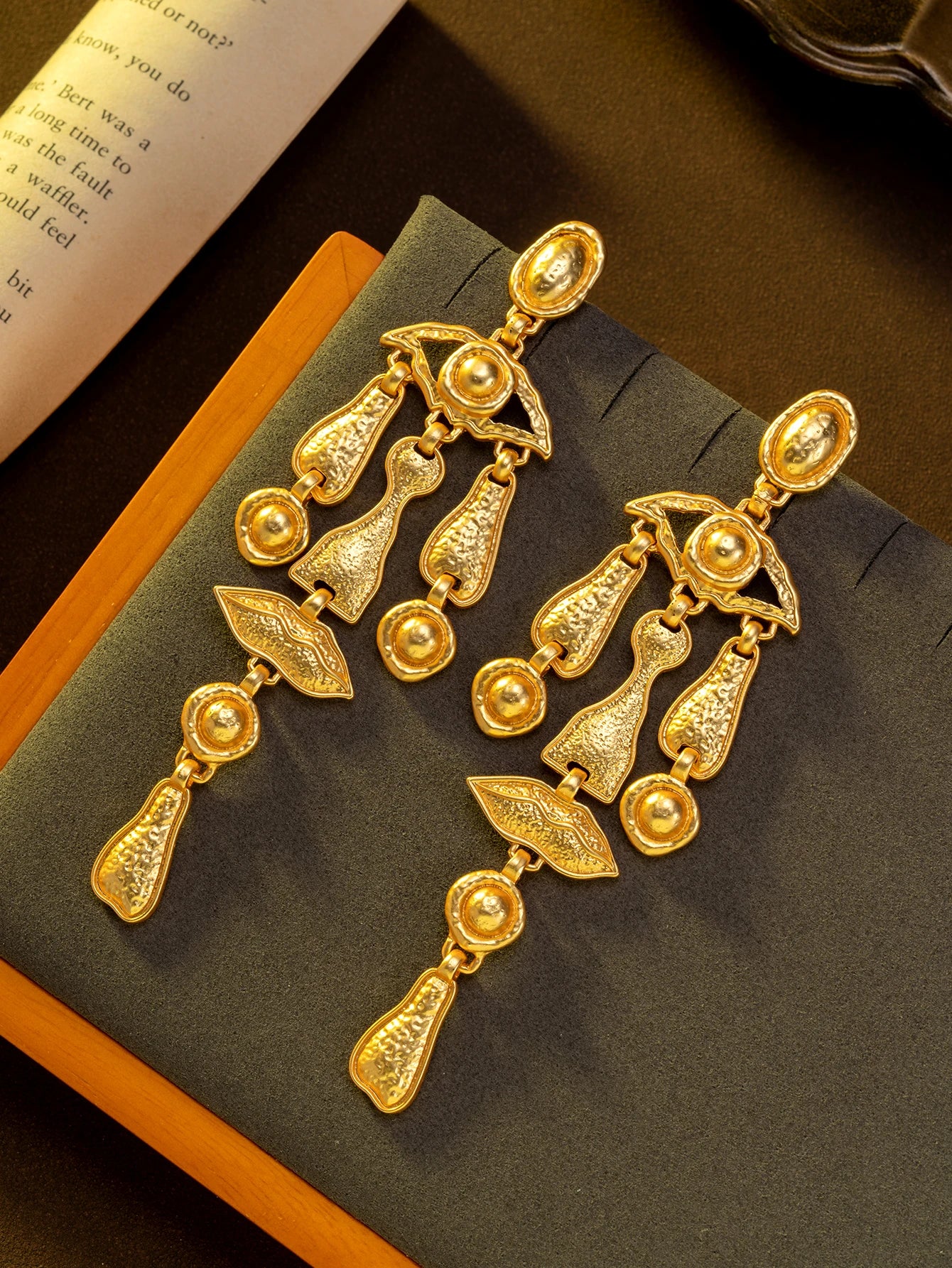 1 Pair of Vintage Design Earrings with Unique Elements, Gold Eyes and Mouth, Luxurious and Niche, Suitable for Women to Wear Daily or at Parties, Can Be Given as a Gift