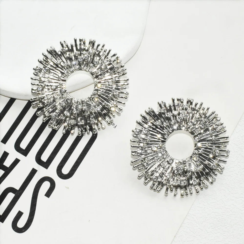 Exaggerated Women Fashion Metal Alloy Big Round Pendant Necklace Jewelry Vintage Personality Statement Accessories