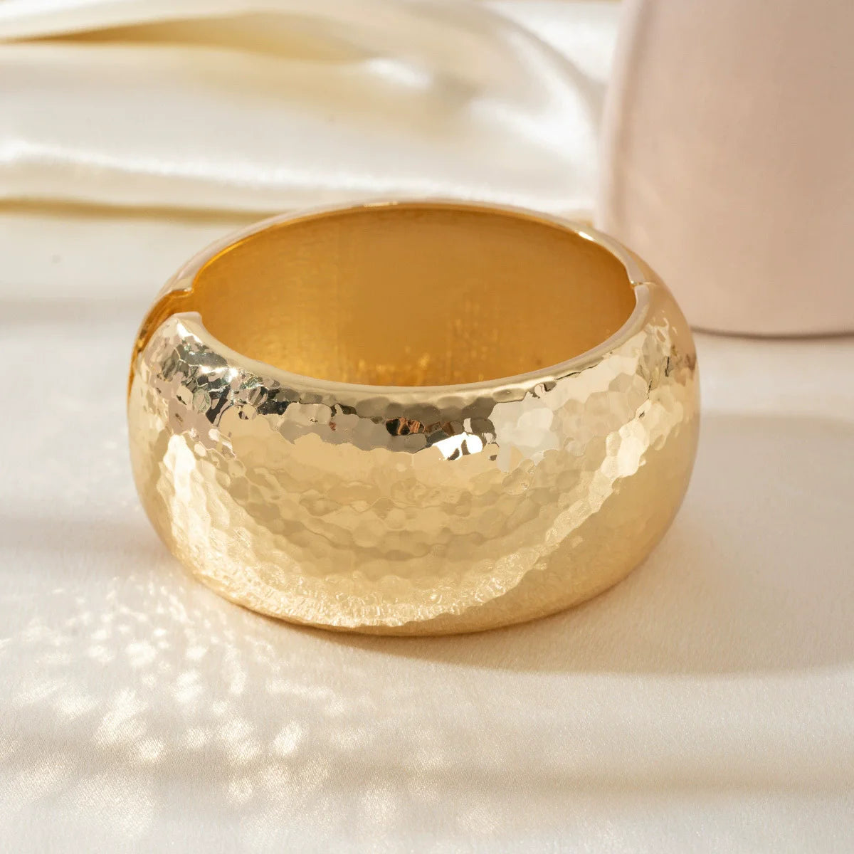 HUANZHI Vintage Exaggerated Punk Wide Chunky Wide Bangle Minimalist Thick Charm Massive Bracelet Fashion Show Jewelry
