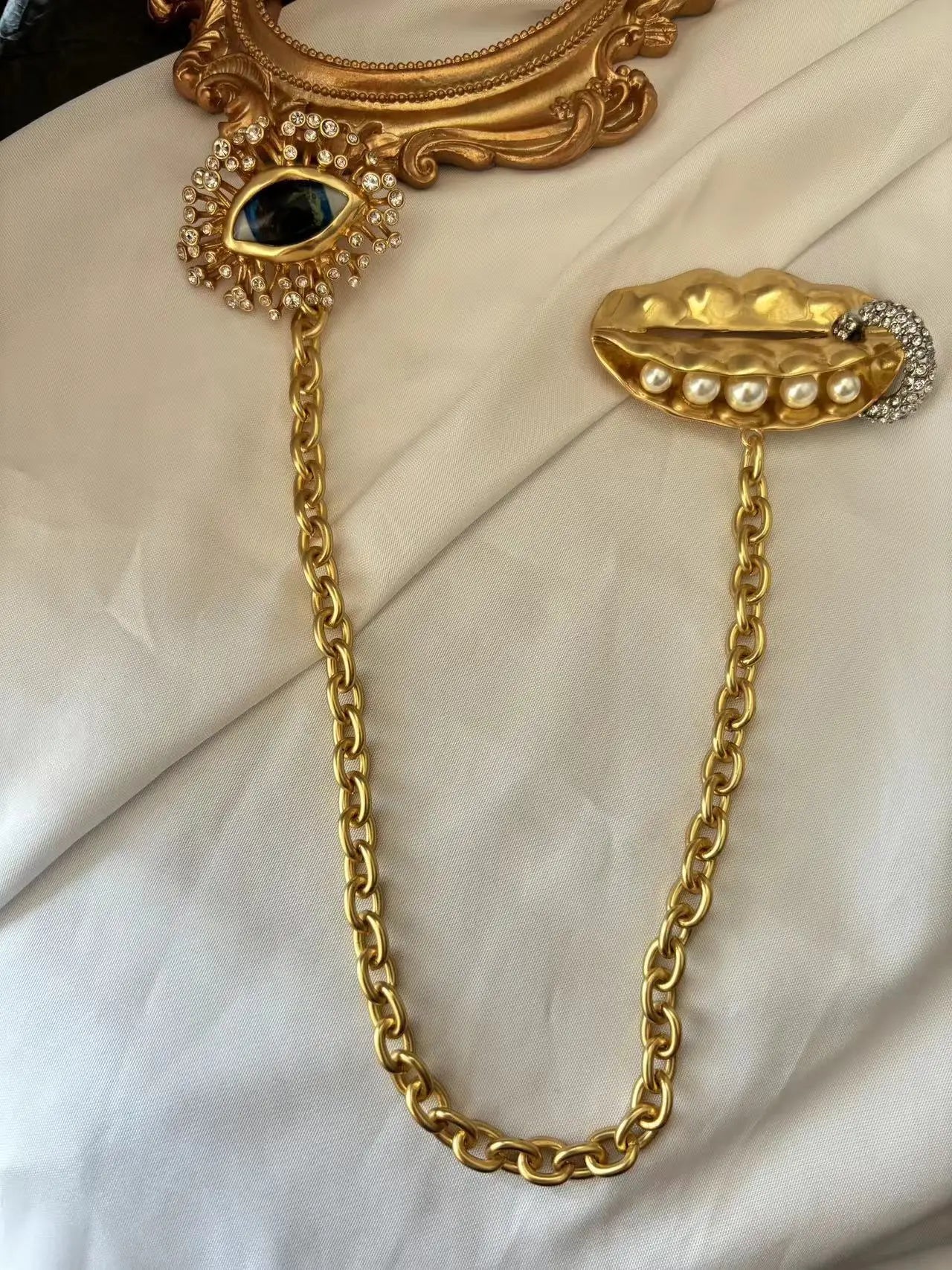 Devil's Eye Pea Pearl Double Chain Brooch 18K