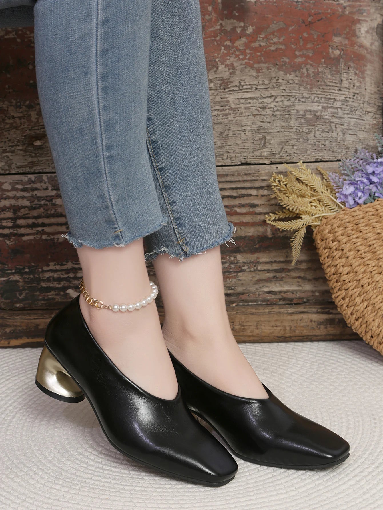 The 2025 Autumn New Style of High-end, Niche and Elegant Square Toe Single Shoes with Irregular Heels