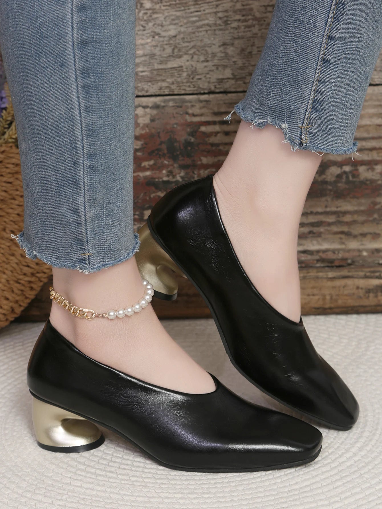 The 2025 Autumn New Style of High-end, Niche and Elegant Square Toe Single Shoes with Irregular Heels