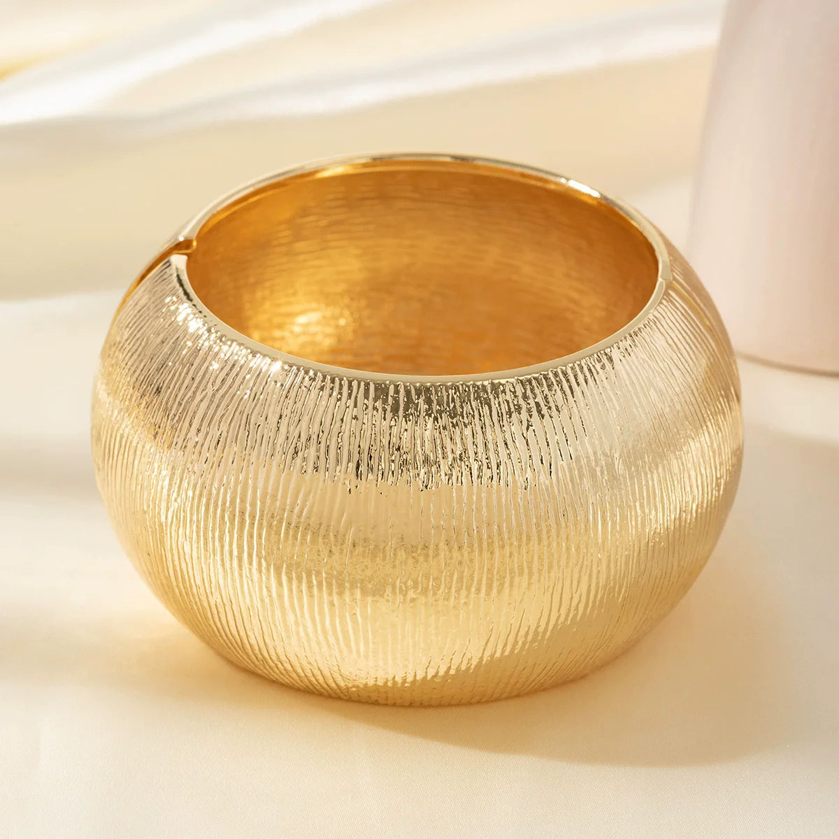 HUANZHI Vintage Exaggerated Punk Wide Chunky Wide Bangle Minimalist Thick Charm Massive Bracelet Fashion Show Jewelry