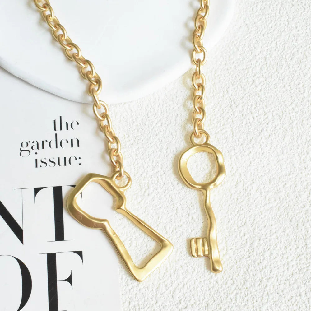New Arrival Matte Gold-Plated Key Chain Necklace For Women Jewelry Trend Fashion Show Model Long Necklace Accessories