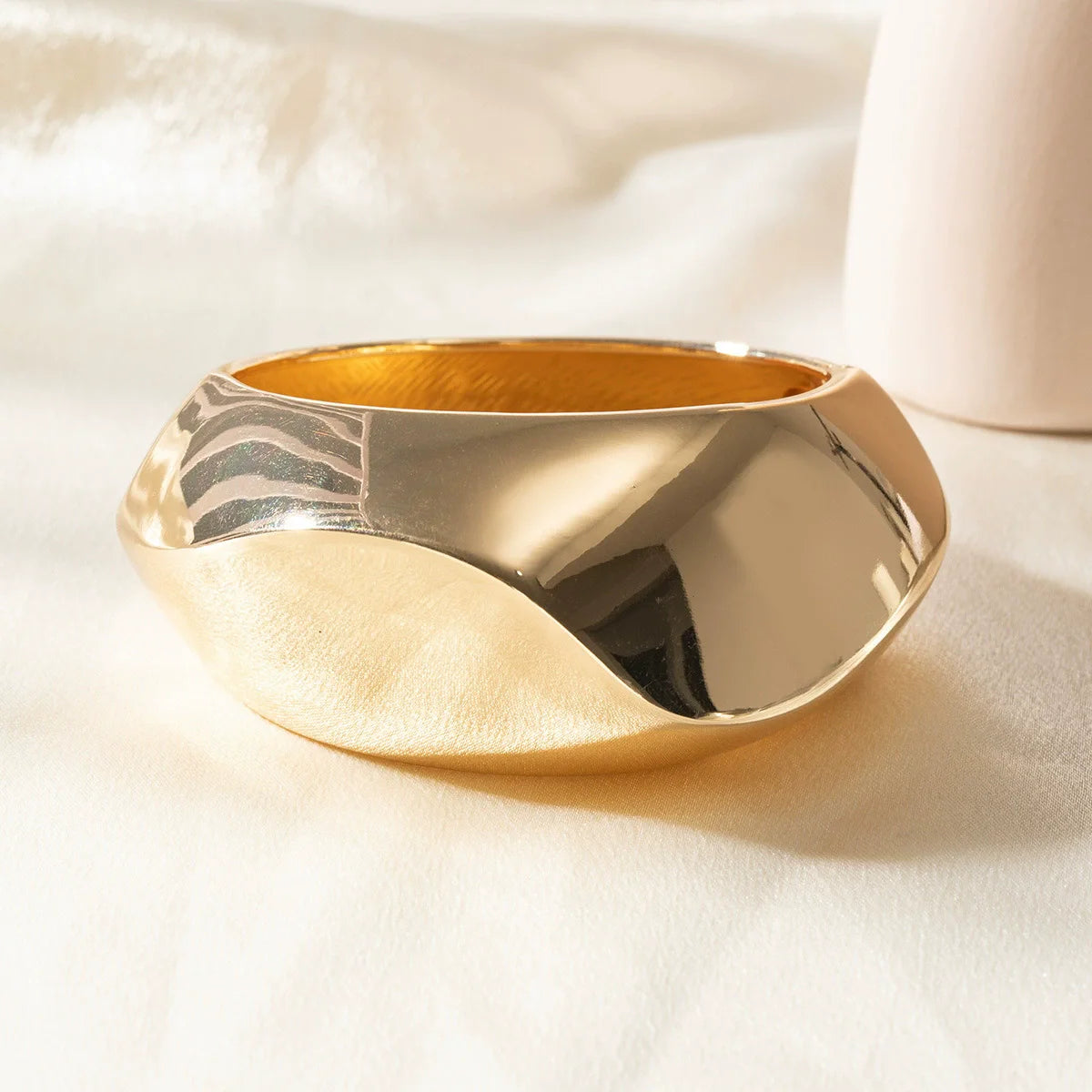 HUANZHI Vintage Exaggerated Punk Wide Chunky Wide Bangle Minimalist Thick Charm Massive Bracelet Fashion Show Jewelry
