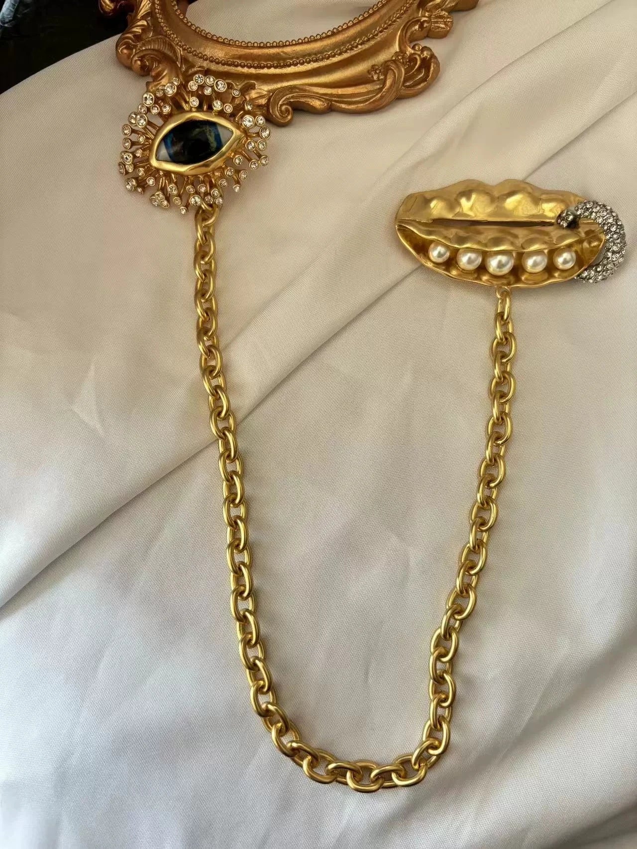 Devil's Eye Pea Pearl Double Chain Brooch 18K