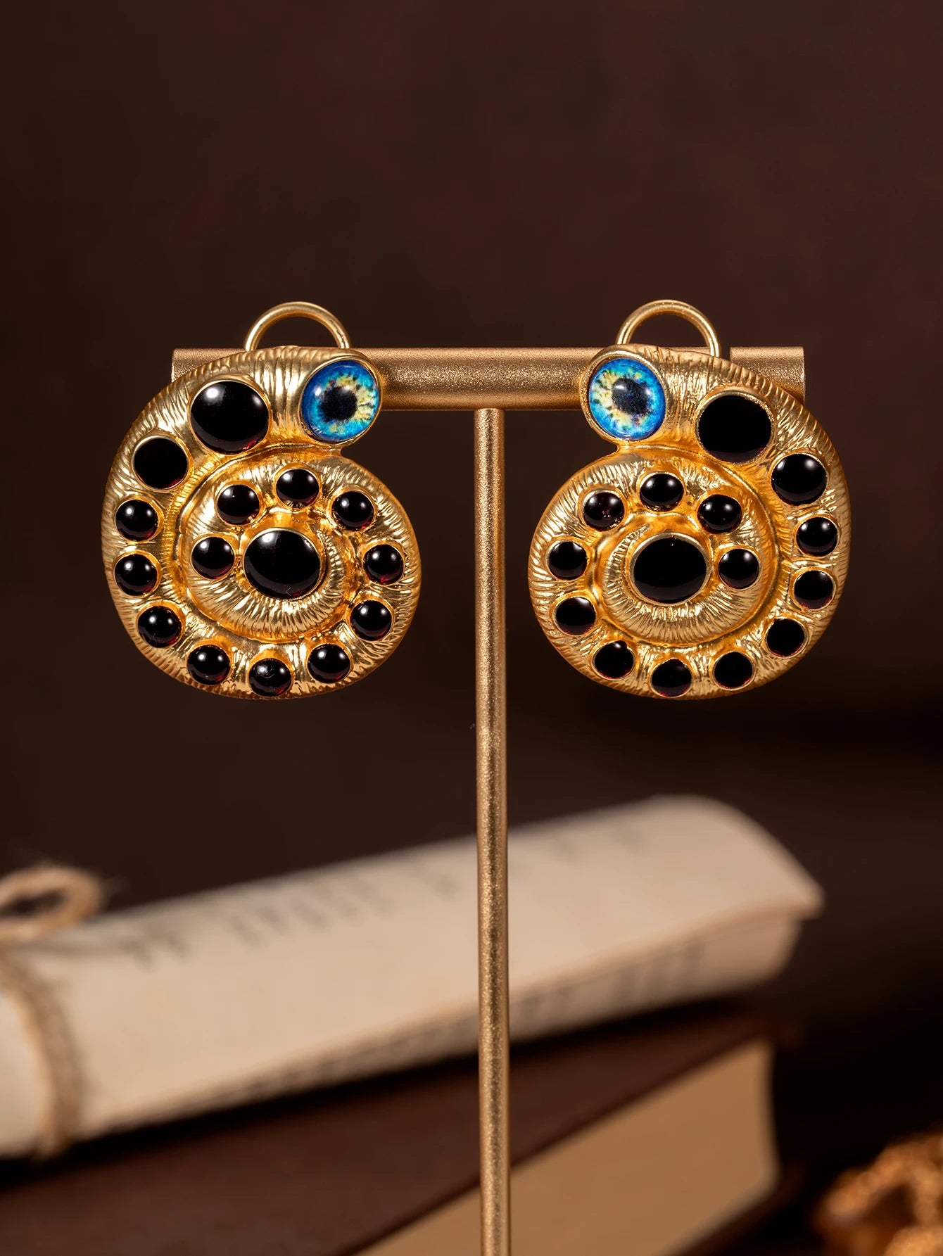 1 Pair of Vintage Earrings with an Exquisite and Unique Design Featuring Exaggerated Snail Eyes and Blue Eyes, Suitable for Women to Wear Daily or at Parties, and Can Be Given as a Gift