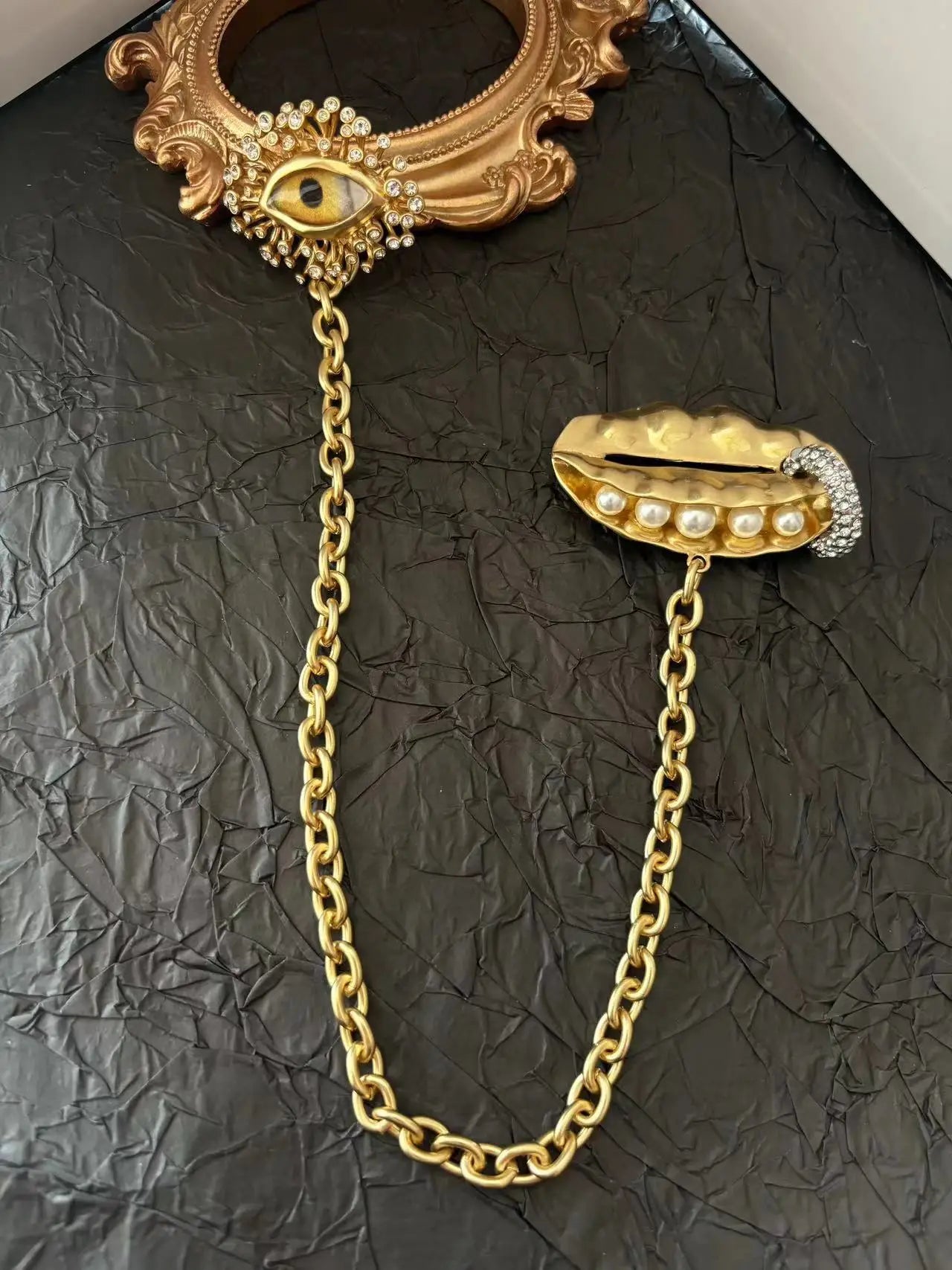 Devil's Eye Pea Pearl Double Chain Brooch 18K