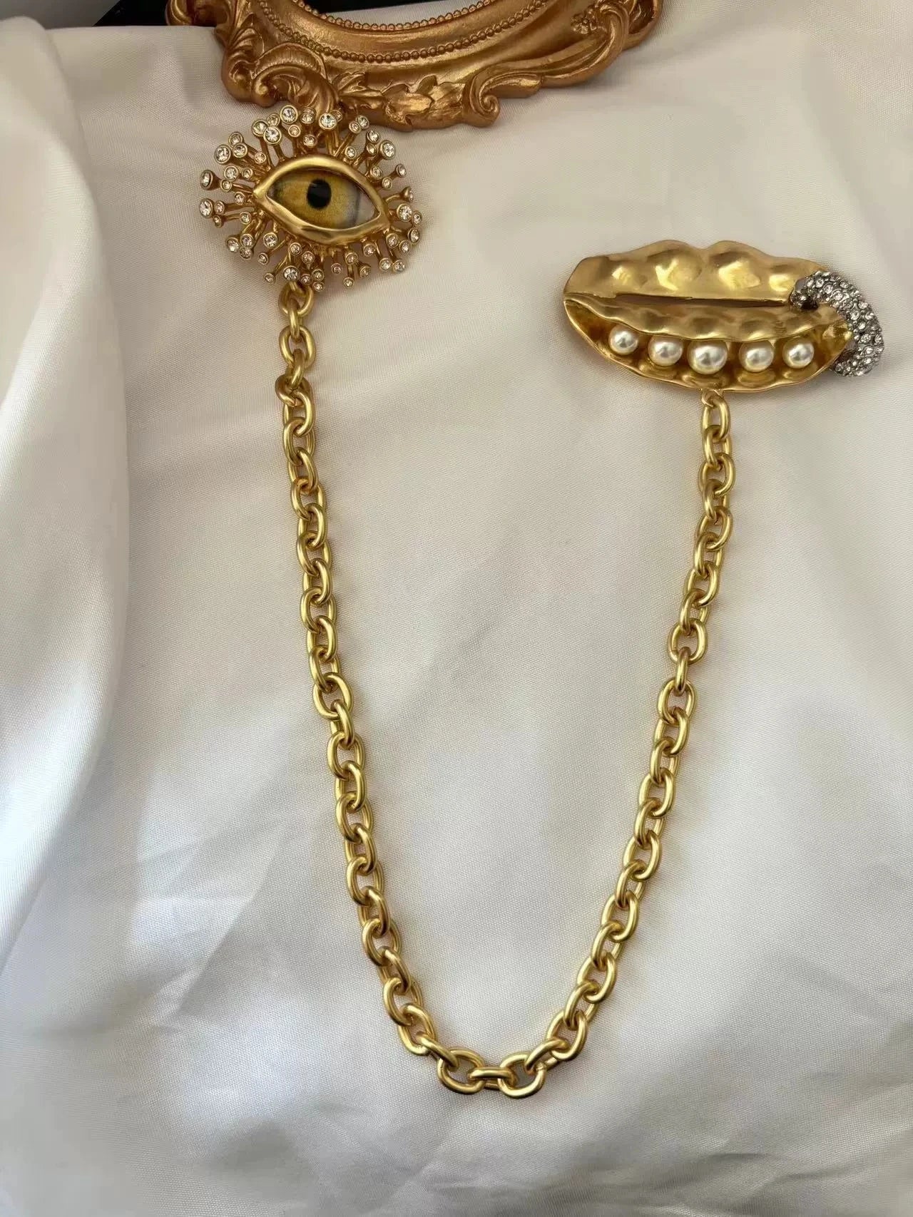 Devil's Eye Pea Pearl Double Chain Brooch 18K
