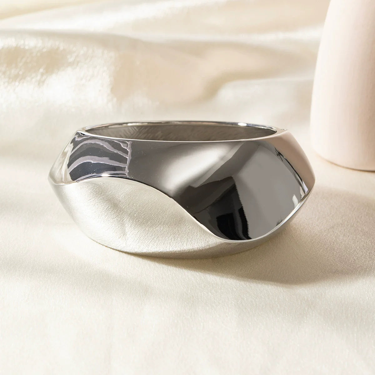 HUANZHI Vintage Exaggerated Punk Wide Chunky Wide Bangle Minimalist Thick Charm Massive Bracelet Fashion Show Jewelry