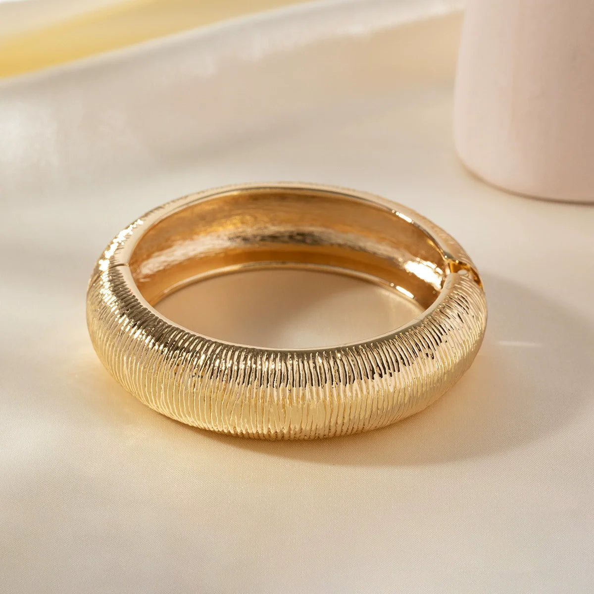 HUANZHI Vintage Exaggerated Punk Wide Chunky Wide Bangle Minimalist Thick Charm Massive Bracelet Fashion Show Jewelry