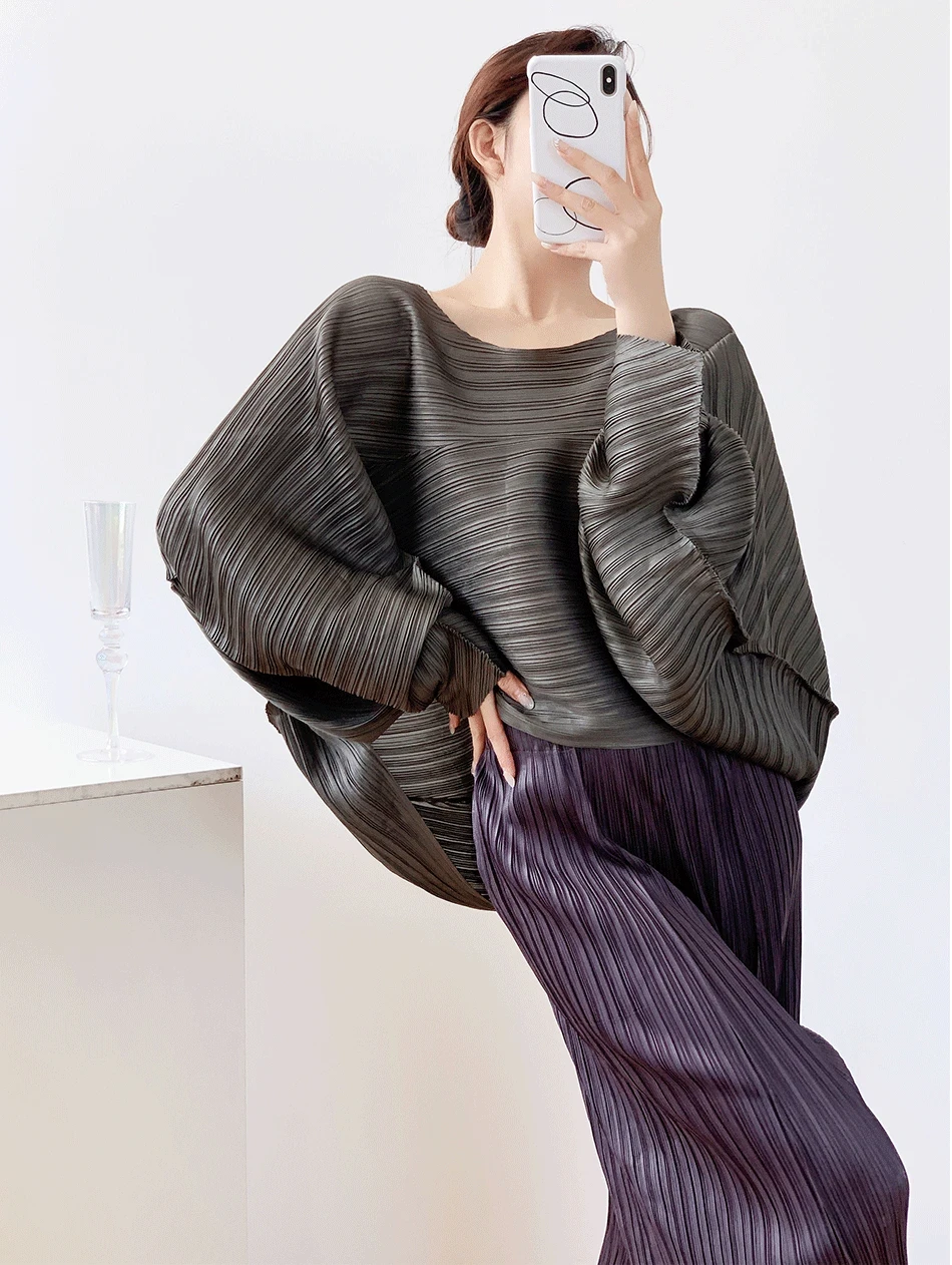 Miyake Style Pleated Top for Women 2025 New Solid Color Loose Round Neck Bat Sleeve Lazy High-end T-shirt for Women