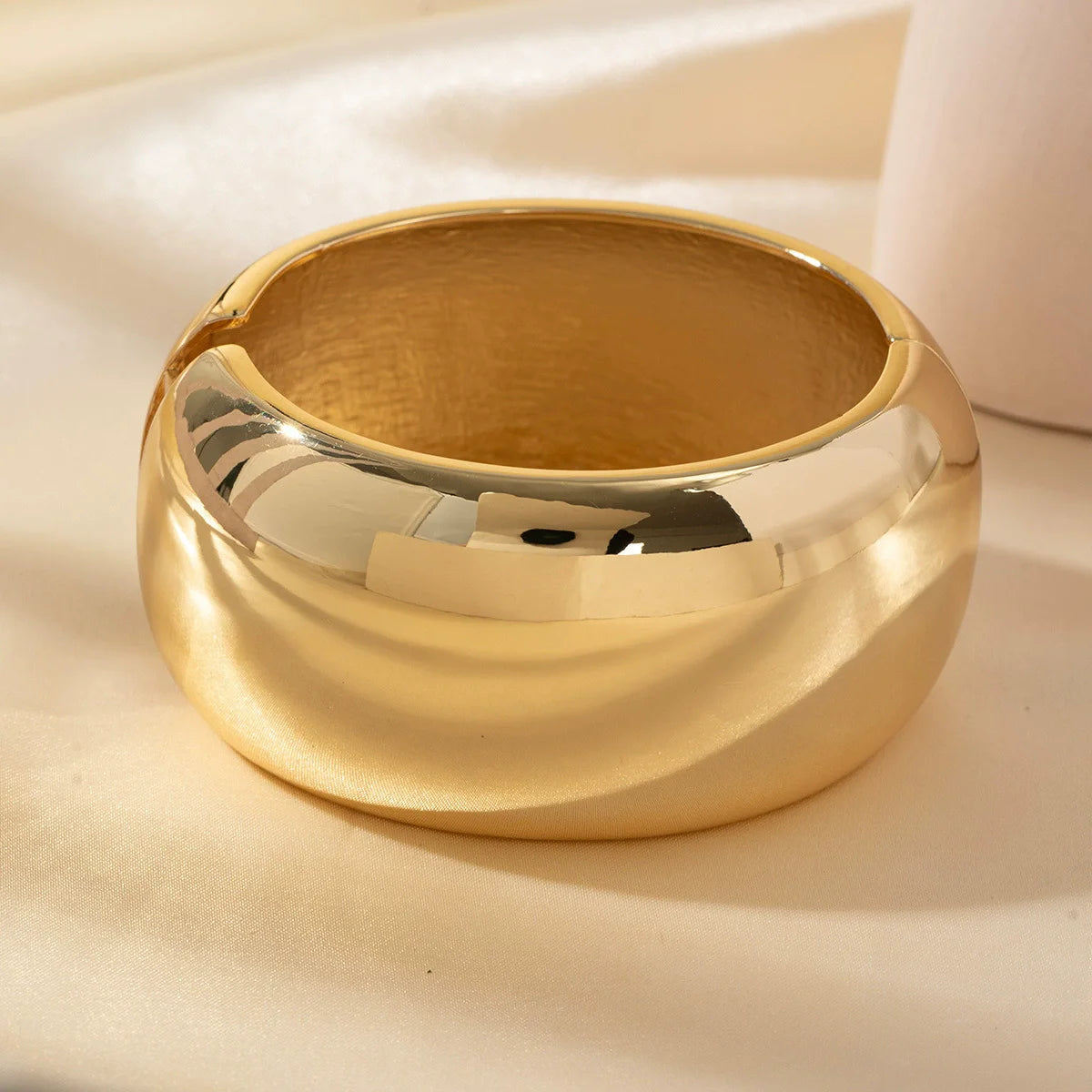 HUANZHI Vintage Exaggerated Punk Wide Chunky Wide Bangle Minimalist Thick Charm Massive Bracelet Fashion Show Jewelry