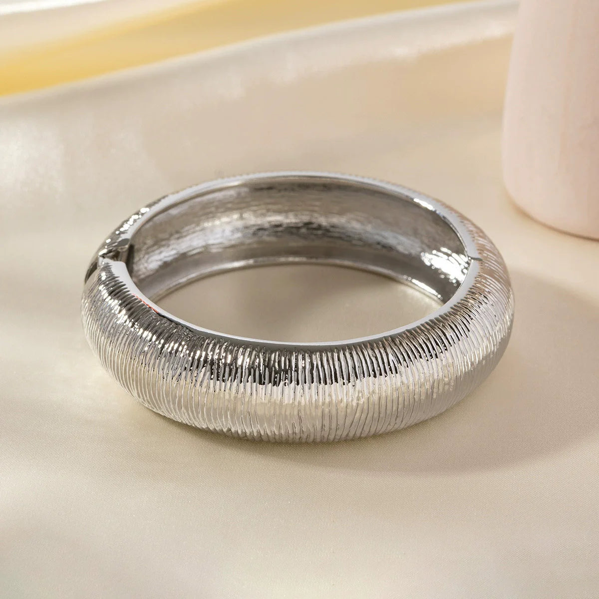 HUANZHI Vintage Exaggerated Punk Wide Chunky Wide Bangle Minimalist Thick Charm Massive Bracelet Fashion Show Jewelry
