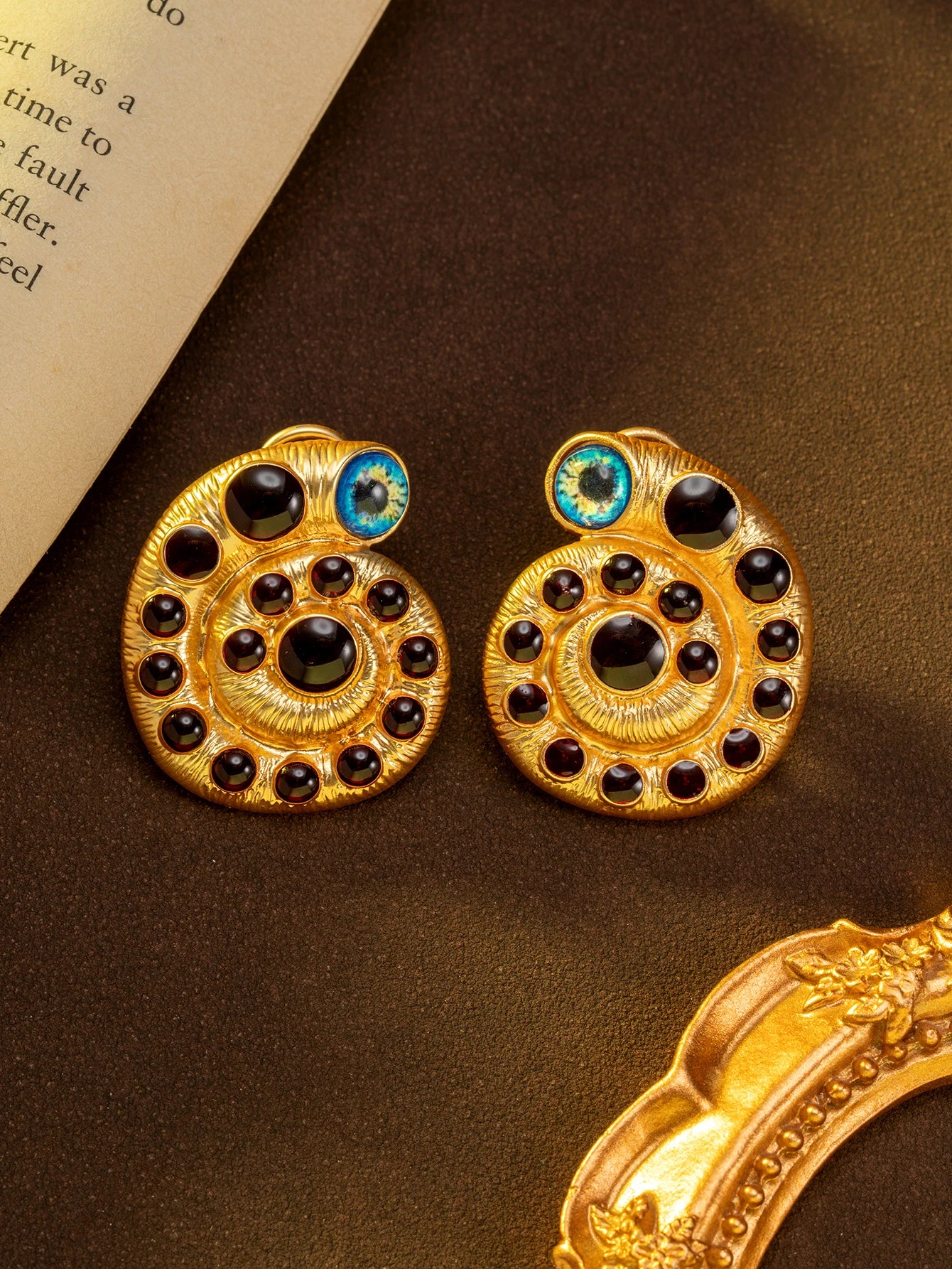 1 Pair of Vintage Earrings with an Exquisite and Unique Design Featuring Exaggerated Snail Eyes and Blue Eyes, Suitable for Women to Wear Daily or at Parties, and Can Be Given as a Gift