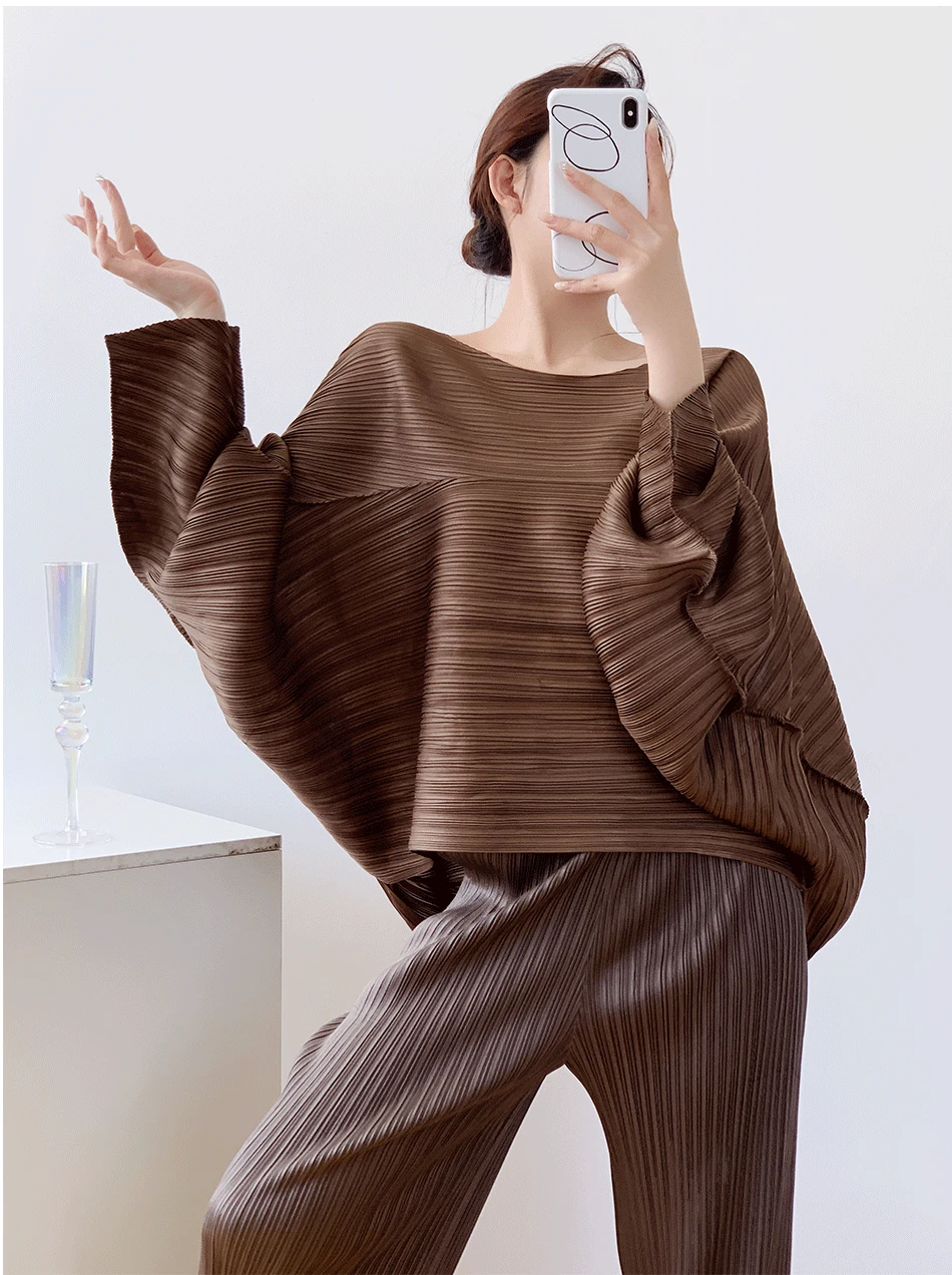 Miyake Style Pleated Top for Women 2025 New Solid Color Loose Round Neck Bat Sleeve Lazy High-end T-shirt for Women