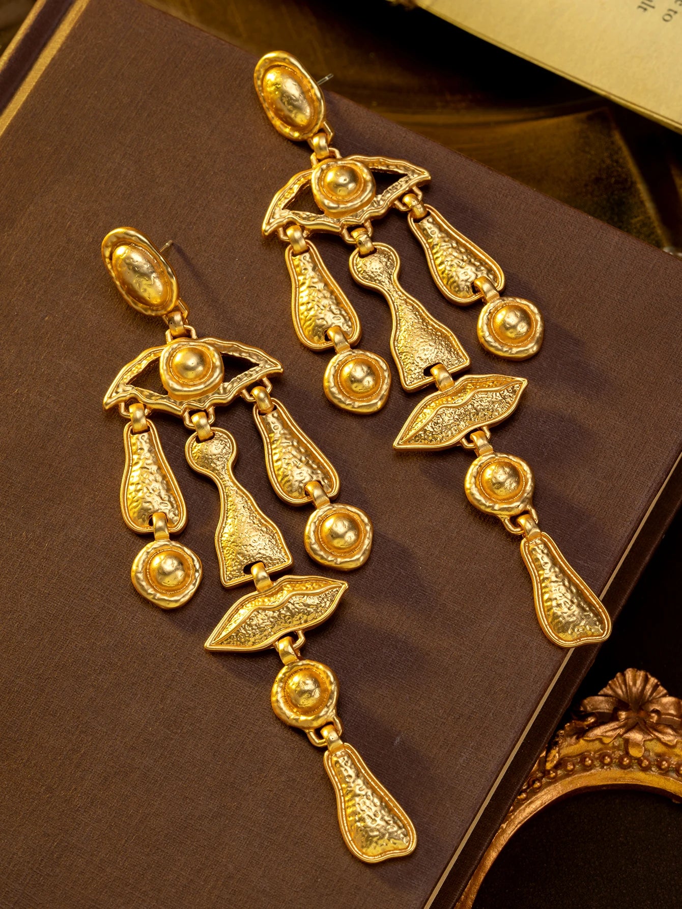 1 Pair of Vintage Design Earrings with Unique Elements, Gold Eyes and Mouth, Luxurious and Niche, Suitable for Women to Wear Daily or at Parties, Can Be Given as a Gift