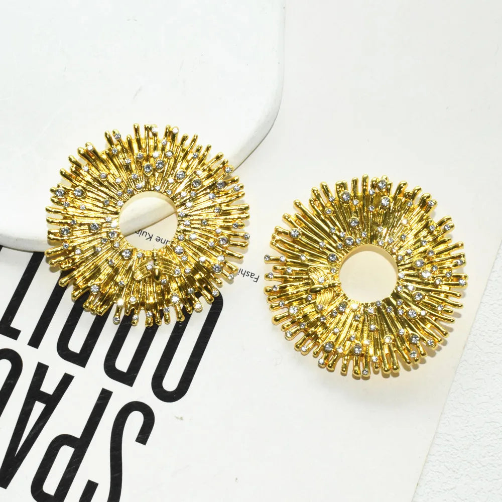 Exaggerated Women Fashion Metal Alloy Big Round Pendant Necklace Jewelry Vintage Personality Statement Accessories