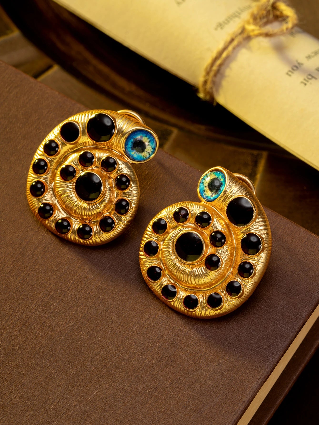 1 Pair of Vintage Earrings with an Exquisite and Unique Design Featuring Exaggerated Snail Eyes and Blue Eyes, Suitable for Women to Wear Daily or at Parties, and Can Be Given as a Gift